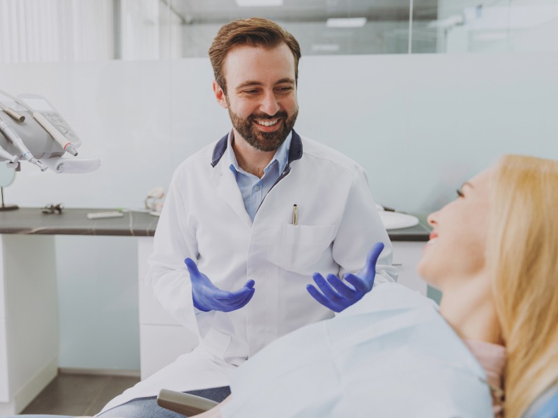 Zahnarzt mit Patientin in Behandlungsstuhl